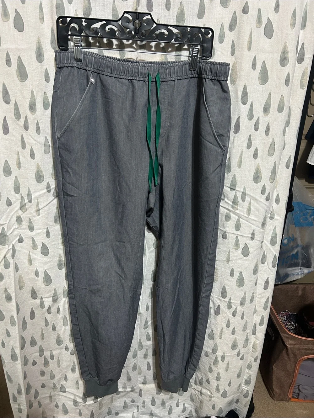 FIGS Tansen Jogger Scrub Pant Joggers - Graphite w/Green Drawstring - Large